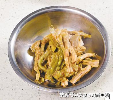 平凡食材的不凡滋味 黄瓜配笋干，清爽中的惊喜
